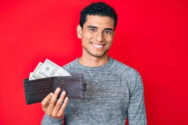 Joven Hombre Hispano Guapo Sosteniendo Billetera Con Dólares Mirando Positiva — Foto de Stock