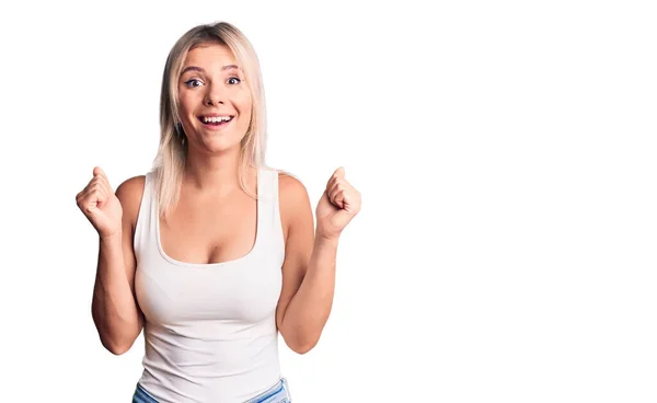 Ung Vacker Blond Kvinna Bär Casual Ärmlös Shirt Firar Förvånad — Stockfoto