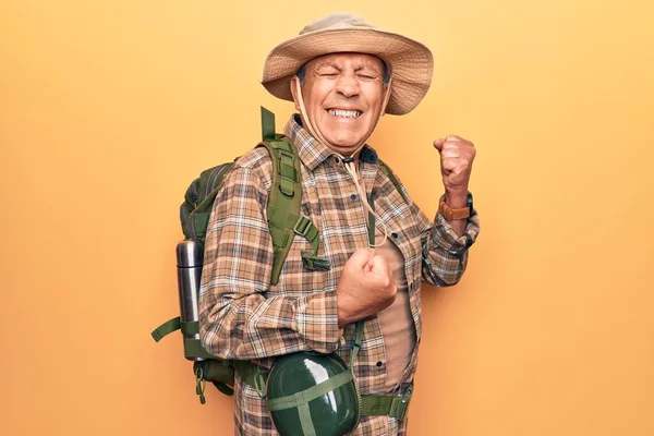 Starszy Mężczyzna Siwymi Włosami Noszący Plecak Turysty Stołówkę Wodną Świętującą — Zdjęcie stockowe