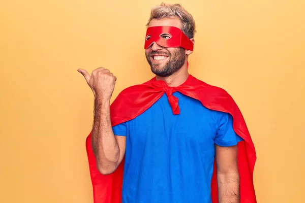 Knappe Blonde Man Super Held Kostuum Met Masker Cape Gele — Stockfoto