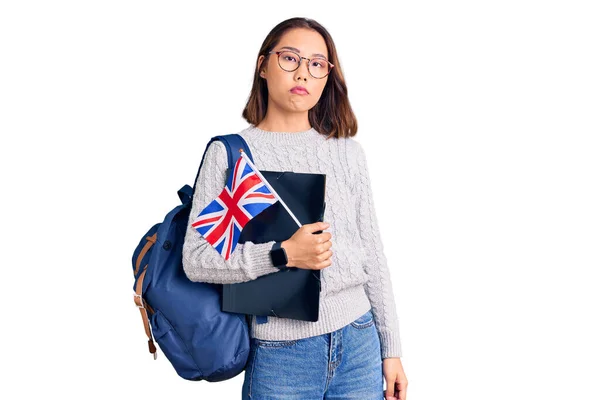 Menina Chinesa Bonita Nova Vestindo Mochila Estudante Segurando Binder Bandeira — Fotografia de Stock