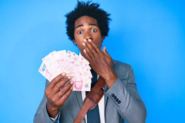 Hombre Afroamericano Guapo Con Cabello Afro Sosteniendo Pesos Mexicanos Cubriendo — Foto de Stock