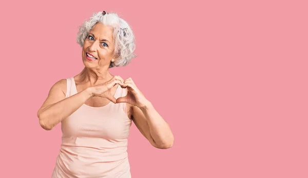 Mujer Mayor Pelo Gris Con Ropa Casual Sonriendo Amor Mostrando — Foto de Stock