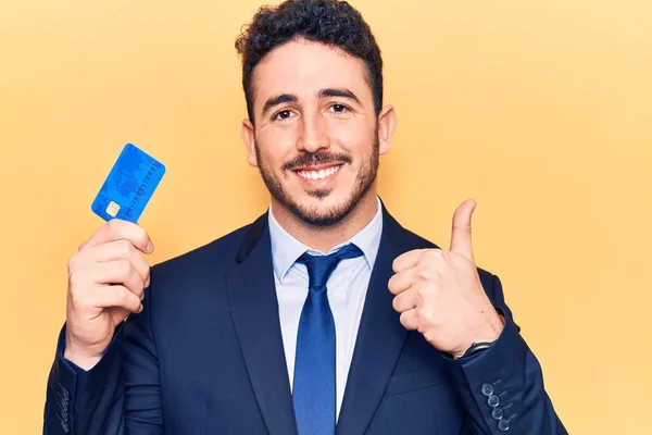 Νεαρός Ισπανός Που Φοράει Κοστούμι Κρατώντας Πιστωτική Κάρτα Χαμογελώντας Χαρούμενος — Φωτογραφία Αρχείου