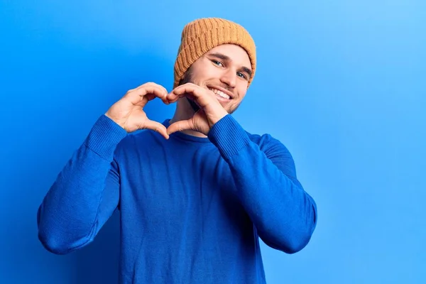 Joven Hombre Guapo Con Suéter Casual Gorra Lana Sonriendo Amor — Foto de Stock