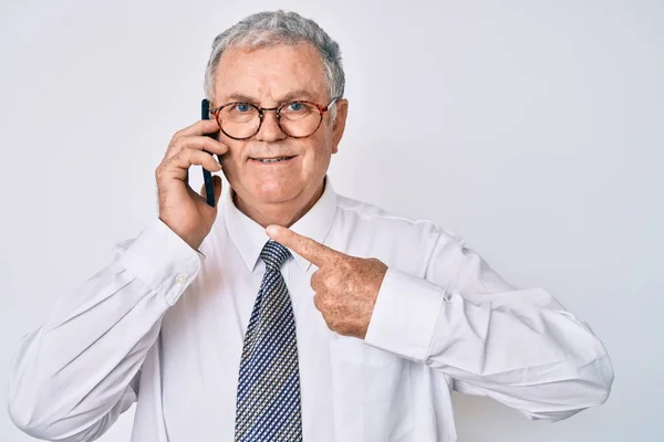 Senior Grijsharige Man Zakelijke Kleding Die Praat Smartphone Glimlachend Vrolijk — Stockfoto