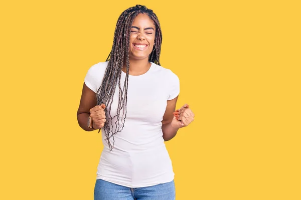 Молодая Африканская Американка Косичками Повседневной Одежде Взволнованная Успехом Поднятыми Руками — стоковое фото