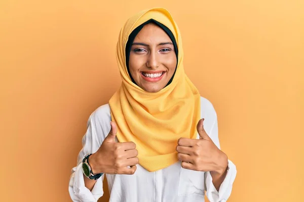 Młoda Brunetka Arabska Kobieta Nosząca Tradycyjny Islamski Szalik Znak Sukcesu — Zdjęcie stockowe