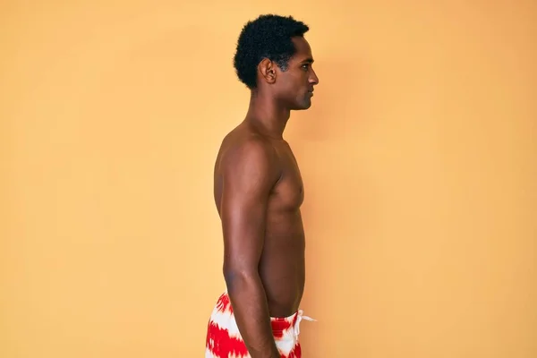 Afričan Pohledný Muž Plavkách Hledá Stranu Relaxační Profil Póza Přirozenou — Stock fotografie