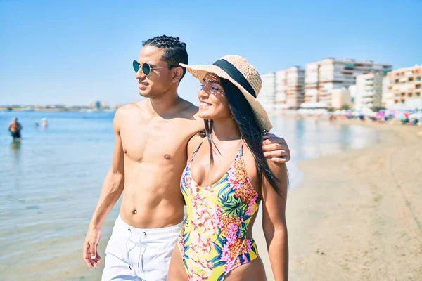 수영복을 남녀는 해변을 모습으로 — 스톡 사진
