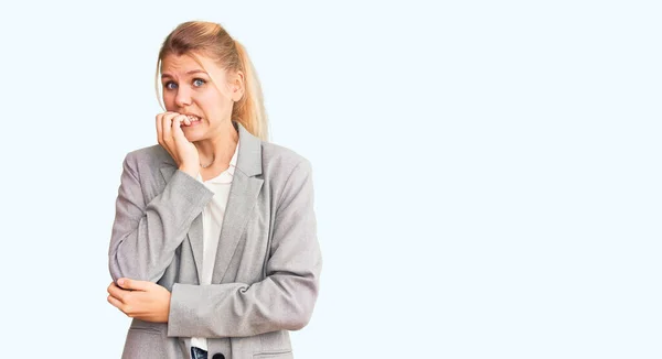 Giovane Bella Donna Bionda Indossa Giacca Elegante Cercando Stressato Nervoso — Foto Stock