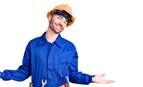 Jovem Hispânico Vestindo Uniforme Trabalhador Sorrindo Mostrando Ambas Mãos Abertas — Fotografia de Stock