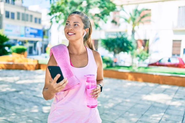 中年妇女在公园里用智能手机高兴地微笑 — 图库照片