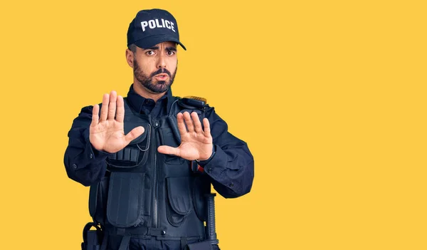Mladý Hispánec Policejní Uniformě Odtahuje Ruce Ukazuje Odmítavé Odmítavé Ustrašeným — Stock fotografie