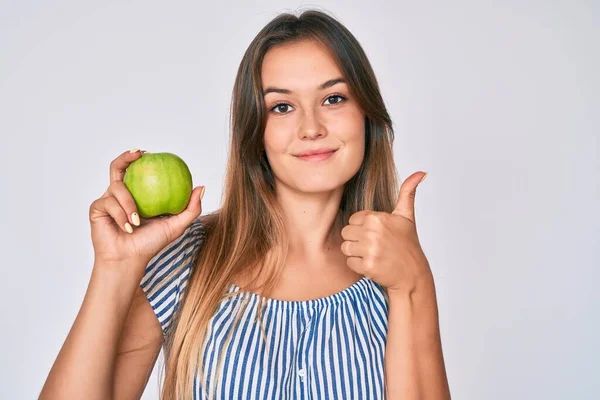Όμορφη Καυκάσια Γυναίκα Κρατώντας Πράσινο Μήλο Χαμογελώντας Χαρούμενος Και Θετικός — Φωτογραφία Αρχείου
