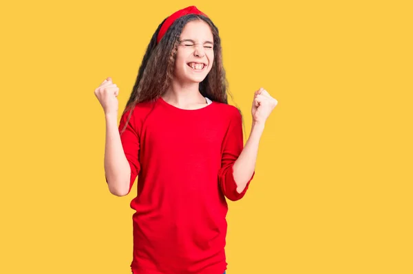 Aranyos Spanyol Gyerek Lány Visel Alkalmi Ruhák Nagyon Boldog Izgatott — Stock Fotó