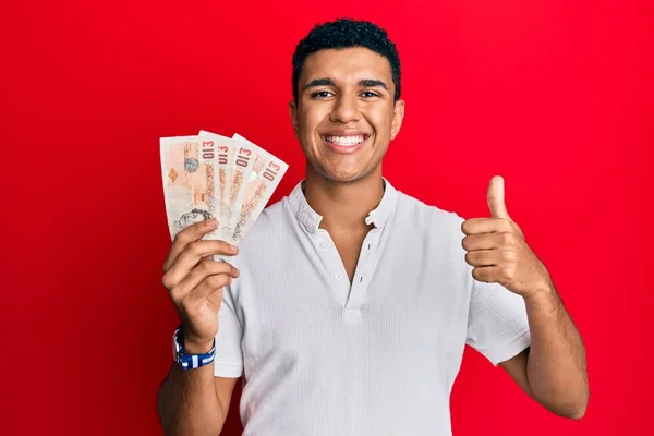 Joven Árabe Sosteniendo Reino Unido Billetes Libras Sonriendo Feliz Positivo —  Fotos de Stock