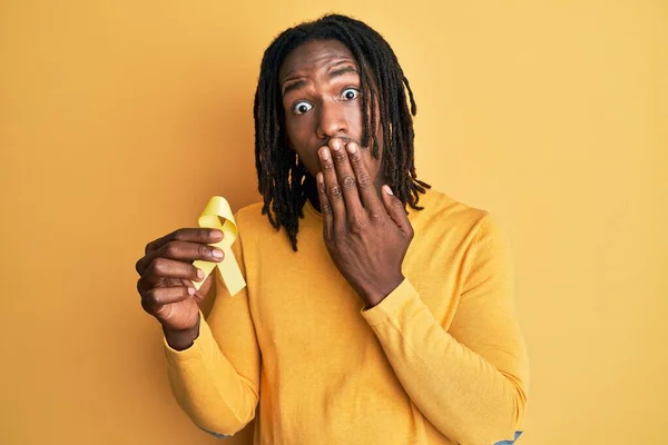 Homem Afro Americano Com Tranças Segurando Prevenção Suicídio Fita Amarela — Fotografia de Stock
