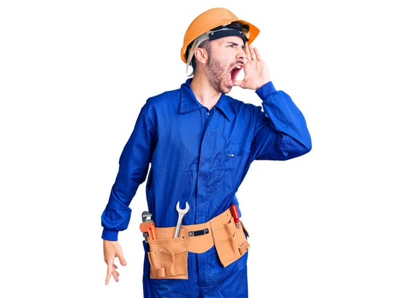 Jovem Hispânico Vestindo Uniforme Trabalhador Gritando Gritando Alto Para Lado — Fotografia de Stock