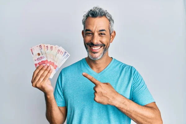 Hombre Pelo Gris Mediana Edad Sosteniendo Pesos Colombianos Sonriendo Feliz —  Fotos de Stock
