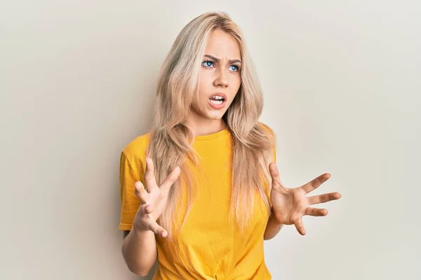 Schöne Kaukasische Blonde Mädchen Lässigem Shirt Verrückt Und Verrückt Schreien — Stockfoto