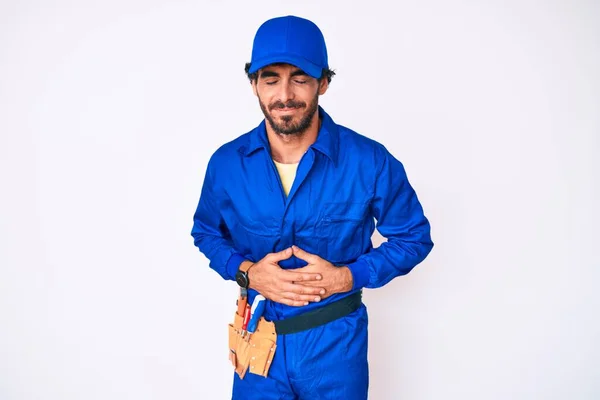 Bonito Jovem Com Cabelo Encaracolado Urso Weaing Handyman Uniforme Com — Fotografia de Stock