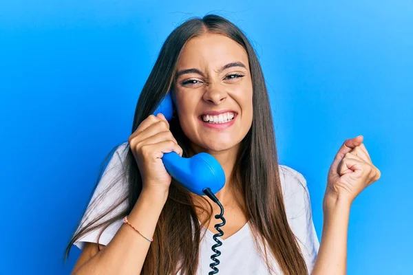 Jonge Spaanse Vrouw Met Vintage Telefoon Schreeuwen Trots Vieren Overwinning — Stockfoto