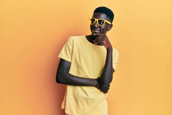 Joven Afroamericano Vestido Con Ropa Casual Gafas Con Mano Barbilla — Foto de Stock