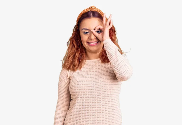 Junge Lateinische Frau Lässiger Kleidung Und Diadem Tut Geste Mit — Stockfoto