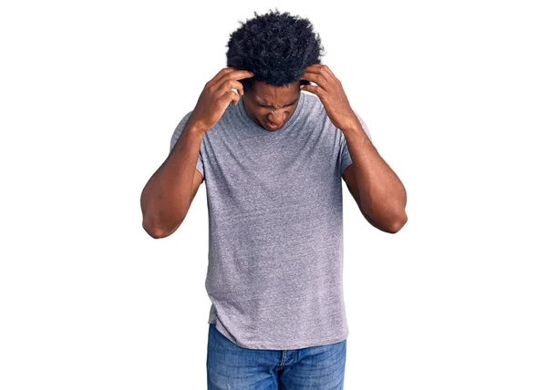 Bonito Afro Americano Com Cabelo Afro Vestindo Roupas Casuais Com — Fotografia de Stock