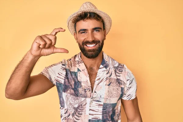 Junger Hispanischer Mann Mit Sommermütze Lächelnd Und Selbstbewusst Gestikulierend Mit — Stockfoto