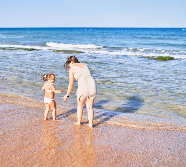 Bella Madre Figlia Che Giocano Spiaggia — Foto Stock