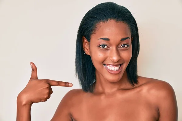 Joven Mujer Afroamericana Desnuda Sobre Fondo Sonriendo Feliz Señalando Con — Foto de Stock