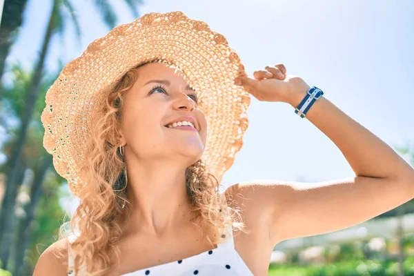 Joven Hermosa Mujer Caucásica Con Pelo Rubio Sonriendo Feliz Aire —  Fotos de Stock