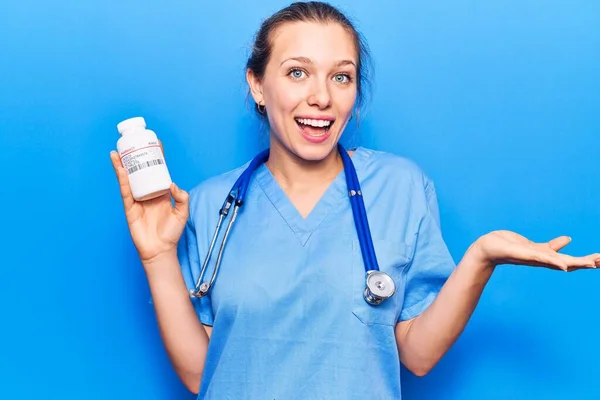 Junge Schöne Blonde Frau Arztuniform Mit Tabletten Der Hand Feiert — Stockfoto