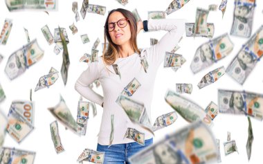 Güzel esmer, beyaz süveter giyen, gözlüklü, boynu ağrıyan, eliyle boynuna dokunan, kas ağrısı çeken bir kadın.