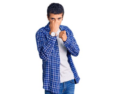 Genç Afro-Amerikalı, günlük kıyafetler giymiş. Yumruk savunma hareketiyle dövüşmeye hazır. Kızgın ve üzgün. 