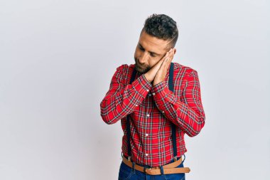 Sakallı yakışıklı bir adam şık giyiniyor. Uyuyor, yorgun. Hayal kuruyor, el ele poz veriyor.. 