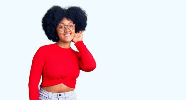 Sıradan kıyafetler ve gözlüklerle gülümseyen genç Afro-Amerikalı bir kız. Dedikoduları ve dedikoduları dinliyor. Sağırlık kavramı. 