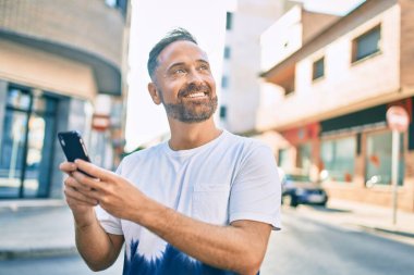 Yakışıklı, orta yaşlı, iş kıyafetleri giymiş kızgın ve kızgın bağıran sinirli, öfkeyle bağıran bir adam. öfke ve agresif konsept. 
