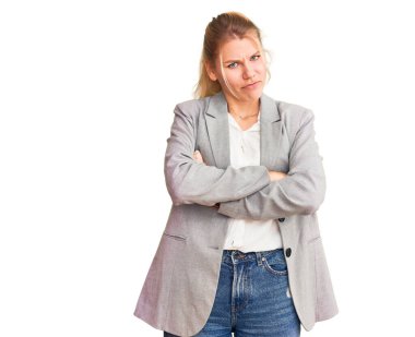 Zarif ceket giyen genç, sarışın bir kadın şüpheci ve gergin, yüzünde çapraz kollu tasvip etmeyen bir ifade. negatif kişi. 