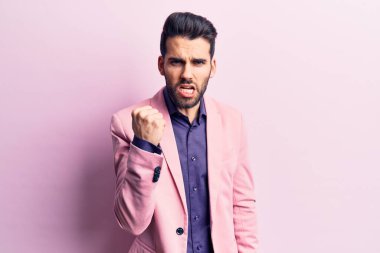 Sakallı, zarif ceketli, kızgın, kızgın, sinirli ve öfkeliyken öfkeyle bağıran genç yakışıklı bir adam. öfke ve agresif konsept. 