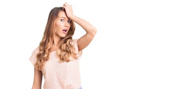 Sarı saçlı, sıradan kıyafetler giyen, kafasında bir yanlışlık olduğu için şaşırmış beyaz, güzel bir kadın. Hatayı hatırla. Unuttum, kötü hafıza kavramı. 