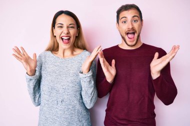 Güzel bir çift gündelik giysiler giyip çılgınlığı kutluyor ve başardıkları için hayrete düşüyorlar. Kolları açık, gözleri açık, heyecanlı çığlıklar atıyorlar. Kazanan konsept 