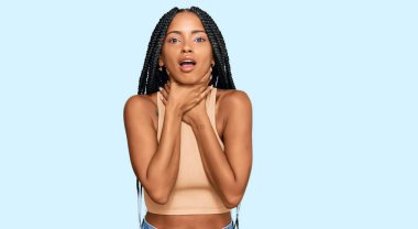 Güzel İspanyol kadın günlük kıyafetler giyip bağırıyor ve boğularak ölüyor çünkü acı verici bir boğulma. Sağlık problemi. Boğulma ve intihar konsepti. 