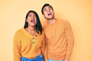 Güzel, Latin, genç bir çift, günlük kıyafetlerini giyip öfkeli ve öfkeli çığlıklar atıyorlar. Öfkeyle bağırıyorlar. öfke ve agresif konsept. 
