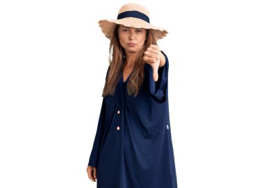 Orta yaşlı İspanyol kadın, yaz şapkası takıyor. Mutsuz ve kızgın görünüyor. Reddedildiğini gösteriyor. kötü ifade. 