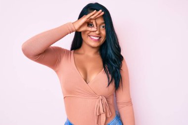 Güzel, uzun saçlı, sıradan kıyafetler giyen, mutlu gülümseyen genç bir kadın. 