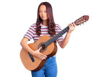 Klasik gitar çalan genç ve güzel bir Çinli kız. Düşünce tarzı ve ayık ifadesi. Kendine güvenen biri. 