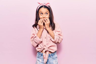 Güzel bir kız çocuğu günlük kıyafetler giyip gülüyor ve utanıyor kıkırdıyor elleriyle ağzını kapatıyor, dedikodu yapıyor ve skandal konsepti yapıyor. 